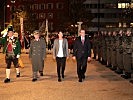 Landeshauptmann Günther Platter schreitet gemeinsam mit Landtagspräsidentin Sonja Ledl-Rossmann, Militärkommandant Generalmajor Herbert Bauer und dem Kommandanten der Tiroler Schützenkompanien, Fritz Tiefenthaler, die Front ab.