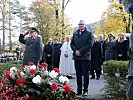 Landesrat Tratter und Generalmajor Bauer legen Kränze nieder.