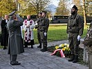 Generalmajor Gruber bei der Kranzniederlegung.