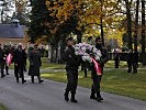 Brigadier Waldner und der Salzburger Bürgermeister, Harald Preuner, auf dem Weg zur Kranzniederlegung.