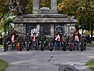 Vor dem Kriegerdenkmal am Komunalfriedhof.