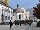 Marsch durch Bregenz zur Kranzniederlegung bei der Galluskirche.