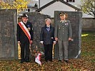 Waldner, Feingold und Mahler von den ehemaligen k.u.k. freiwilligen Schützen Salzburg vor jüdischen Gedenktafeln.