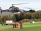 Hubschrauber des Bundesheeres und der Polizei beim Befüllen der Löschbehälter.