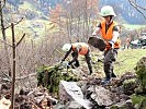 Lose Steine und Felsen müssen umgeschichtet werden, damit diese nicht ins Tal stürzen und die Soldaten gefährden.