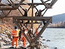 Die Pioniere mit Arbeiter der Stadt Innsbruck beim Aufbau der Schneeabladerampe.