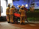 Die Feuerwehr Wals-Siezenheim übergibt den Rettungskräften einen Verletzten.