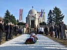 Kranzniederlegung bei der österreich-ungarischen Gedenkstätte am "Nova groblje"-Friedhof.