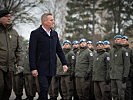 Minister Mario Kunasek beim Abschreiten der Front.