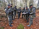 Soldaten des Aufklärungszugs der Stabskompanie bei der Befehlsausgabe.