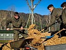 Feinschliff für die Wege: Im "Camp Glainach" wird Holzhackgut aufgebracht.