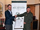 Brigadier Anton Waldner überreicht Paul Santner die Urkunde des Miliz-Gütesiegels.