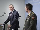 Der Minister bei der gemeinsamen Pressekonferenz mit Generalmajor Johann Frank.