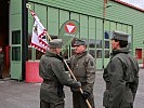 V.r.: Oberst Günther Gann überreicht die Insignei an den Brigadekommandanten der 6. Gebirgsbrigade, Brigadier Johann Gaiswinkler.