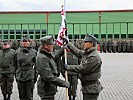 V.l.: Brigadier Johann Gaiswinkler übergibt die Insignie des Pionierbataillon 2 an den neuen Kommandanten Oberstleutnant Thomas Bauer.