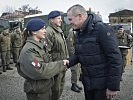 Minister Kunasek mit einer Soldatin vom Versorgungsregiment 1.