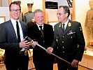 Christian Ganter und Erich Schwärzler mit dem Militärkommandanten.