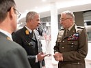 Generalleutnant Johann Luif im Gespräch mit dem Vorsitzenden des EU-Militärausschusses, General Claudio Graziano.