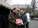 Militärkommandant Wagner übergab ein Geschenk an den Bezirksvorsteher des 10. Wiener Gemeindebezirkes.