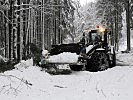 Mit Radladern wurden Straßen und Wege freigemacht.