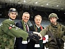 Verteidigungsminister Mario Kunasek und der Eishockeypräsident der Graz99ers, Jochen Pildner-Steinburg, präsentierten die Spezialveranstaltung.