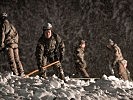 Die Soldaten halfen unter anderem beim Abschaufeln von Dächern und beim Räumen von Straßen.