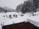 Soldaten befreien weiterhin Dächer von der Schneelast.