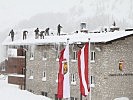 Das Landjugendhaus auf der Wurzeralm wird vom Schnee befreit.