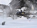 Ein Hubschrauber landet in Ramsau.