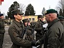 Brigadier Anton Waldner überreichte den Rekruten die Erinnerungsurkunde an ihre Angelobung.