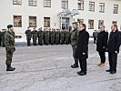 Der Kommandant der ausgerückten Truppe meldet den Beginn der Veranstaltung an Oberst Gerhard Pfeifer.