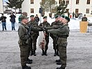 Mit der Hand an der Insignie wird durch Rekruten stellvertretend für ihre Kameraden das Gelöbnis gesprochen.