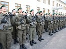 Die Soldaten werden vor einer winterlichen Kulisse in Landeck angelobt.