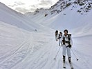 Auch die Abfahrt in alpinem Gelände mit militärischer Ausrüstung muss geübt werden.