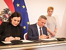 Die Minister Elisabeth Köstinger und Mario Kunasek unterzeichneten ein Verwaltungsübereinkommen.