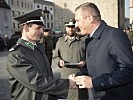 Verteidigungsminister Kunasek überreichte dem Jahrgangsbesten den goldenen Ring der Heeresunteroffiziersakademie.