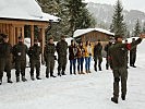 Die drei Schülerinnen der HBLW Saalfelden "mittendrin statt nur dabei" bei der Ausbildung der Soldaten.