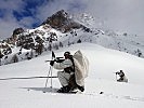 Bei der Gebirgskampfausbildung trainieren die Soldaten in voller Gefechtsausrüstung.