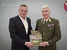 Verteidigungsminister Kunasek und General Brieger mit dem Positionspapier des Generalstabs.