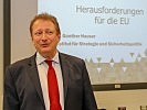 Gunther Hauser, vom Institut für Strategie und Sicherheitspolitik, hielt den Vortrag.