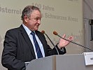 Der Präsident des ÖSK, Peter Rieser, stellte die Festschrift "100 Jahre ÖSK" vor.