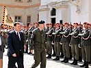 Abschreiten der Front durch Militärkommandant Brigadier Kurt Wagner, Landtagsabgeordneten Christian Hursky und Bezirksvorsteherin Veronika Mickel-Göttfert.