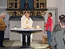 Die Wandlung von Wein zu Blut Christi während der Eucharistiefeier.