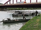 Pioniersoldaten der technischen Pionierkompanie des Pionierbataillons 2 üben die Fähr- und Wasserausbildung an der Salzach.