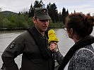 Der Kompaniekommandant der technischen Pionierkompanie des Pionierbataillon 2 Hauptmann Alexander P. im Interview mit einer Journalistin des Radiosenders Antenne Salzburg.