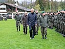 Beim Abschreiten der Front, v.l.: Vize-Landtagspräsident Mattle und Generalmajor Bauer, dahinter Bürgermeister Wagner und Oberst Nuderscher.