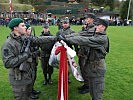 Mit der Hand an der Fahne wird durch die Rekruten stellvertretend für ihre Kameraden das Gelöbnis gesprochen.