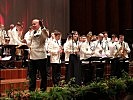 Militärkapellmeister Oberst Hannes Apfolterer leitet in gewohnt perfekter Manier die Militärmusik Tirol.