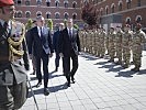 Minister Kunasek und Vizekanzler Strache mit den Soldaten des Kontingents.