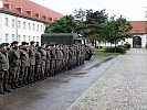 Befehlsausgabe für die angetretenen Milizsoldaten.